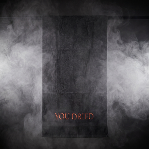 Toalla negra con "YOU DRIED" bordado en rojo - vista principal