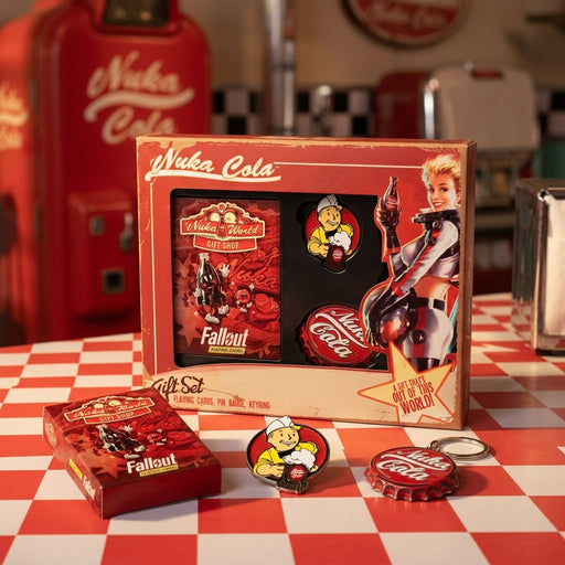 Fallout Nuka-Cola Geschenkset mit Spielkarten, Pin und Schluesselanhaenger auf einer Retro-Diner-Theke