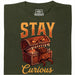 Stay Curious - Vista frontal Camiseta Verde Oscuro
