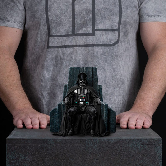 Star Wars estatua de Darth Vader en el trono